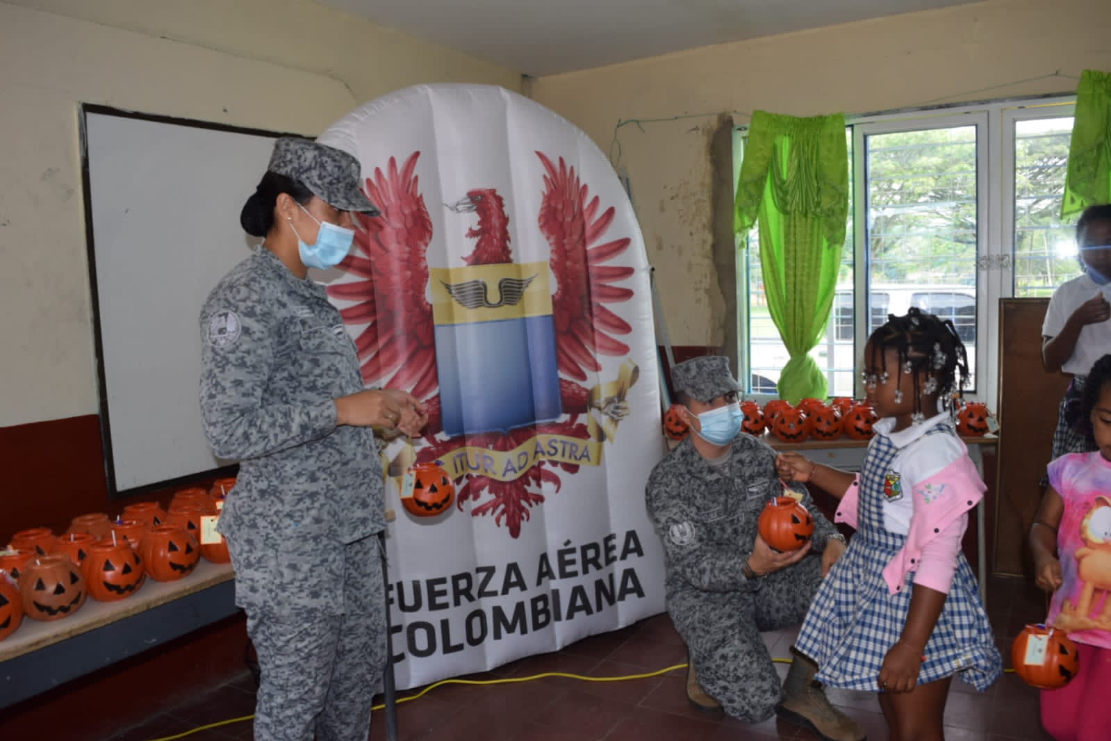 Niños y niñas celebraron Halloween con su Fuerza Aérea Colombiana