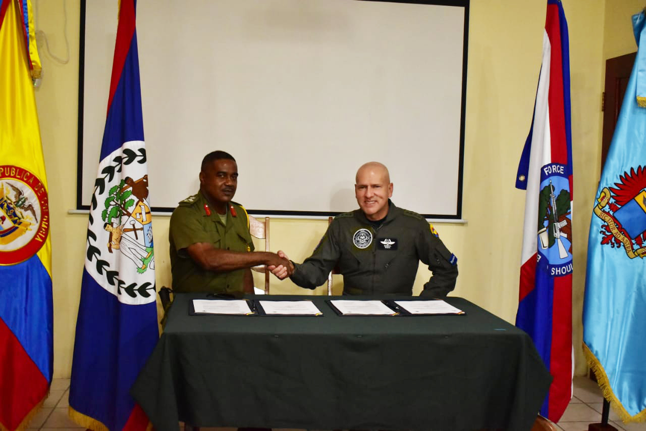 Fuerza Aérea Colombiana y Fuerza de Defensa de Bélice reafirman compromisos en lucha contra el narcotráfico con suscripción del Memorando de Entendimiento en materia de vigilancia e interdicción aérea