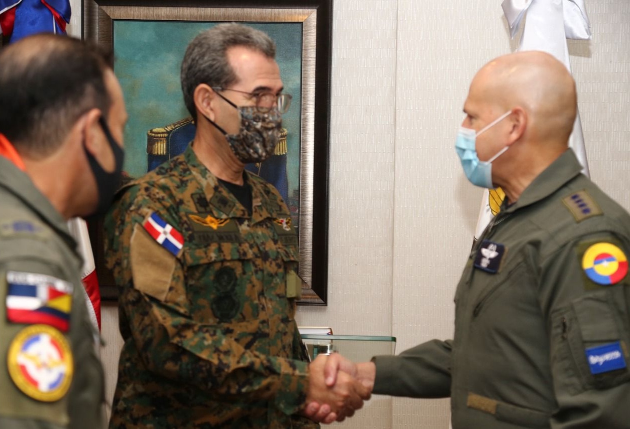 Comandante de la Fuerza Aérea Colombiana se reúne con el Ministro de Defensa de República Dominicana