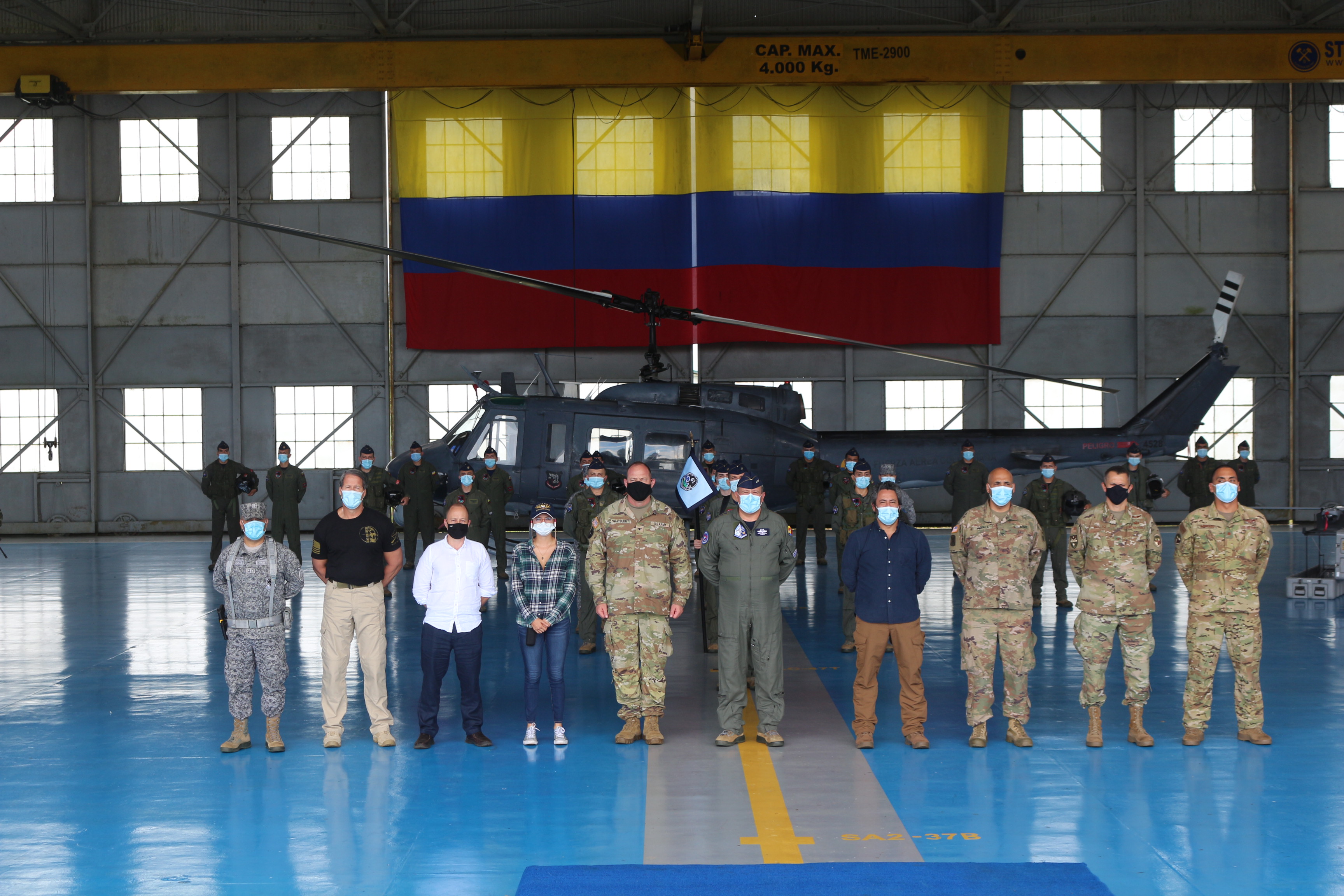 El señor viceministro de planeación y estrategia y representantes del departamento de defensa de los Estados Unidos visitan al Comando Aéreo de Combate no.6 acompañada por el Segundo Comandante de su Fuerza Aérea Colombiana