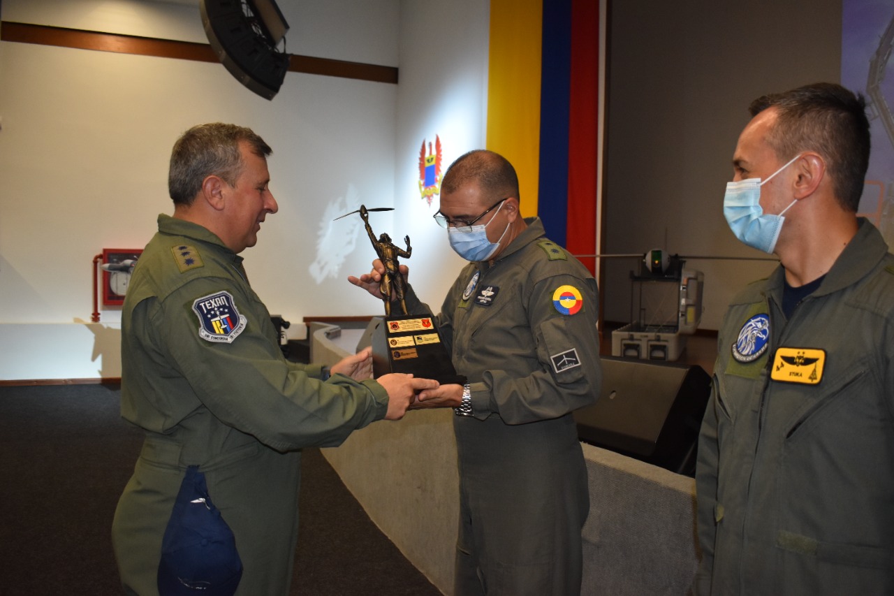 Premio al mejor Escuadrón de ART entregado al Comando Aéreo de Combate No. 1 