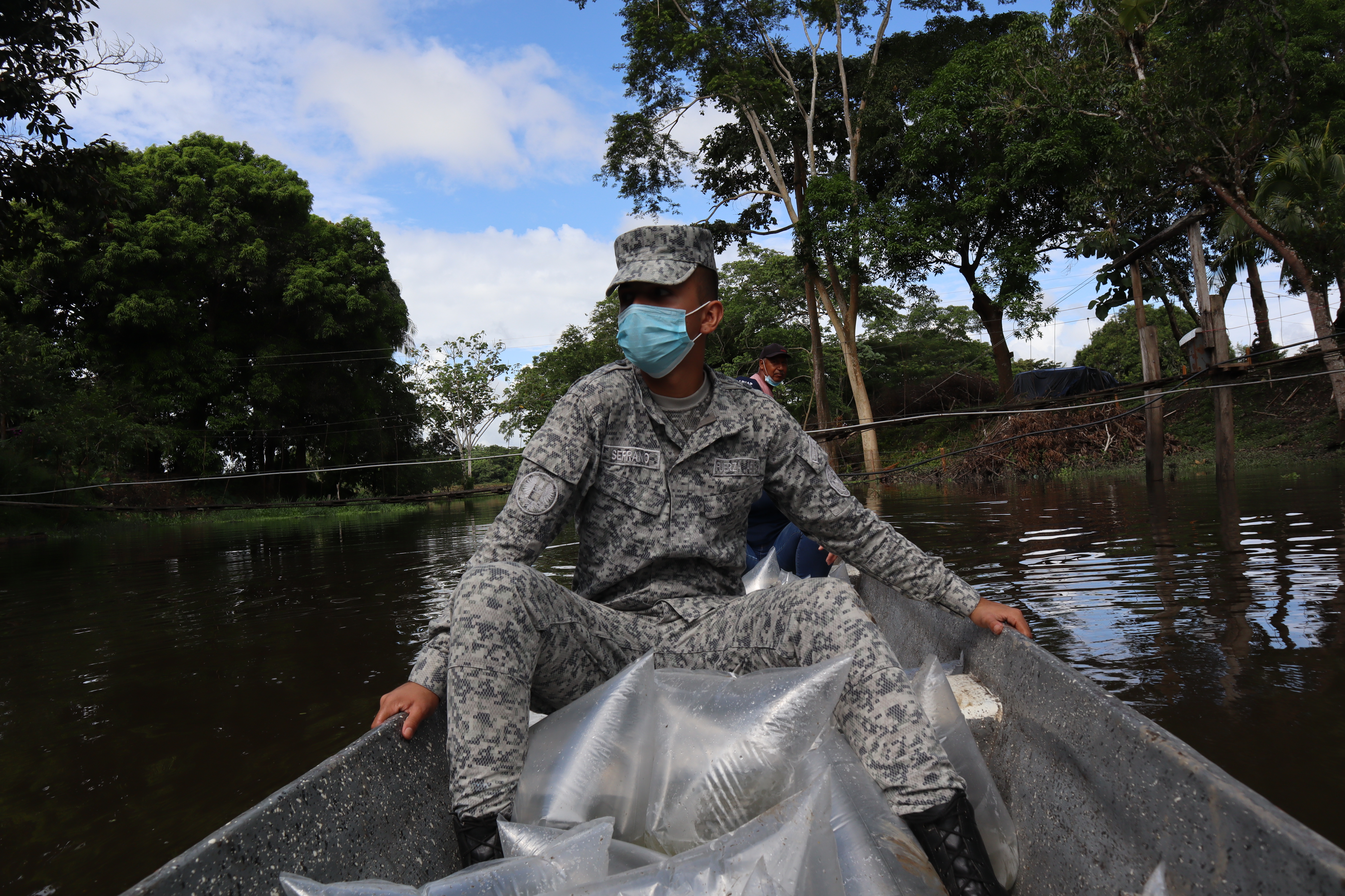 El río Grande del Magdalena recibió más 300 mil alevinos con el apoyo de su Fuerza Aérea Colombiana