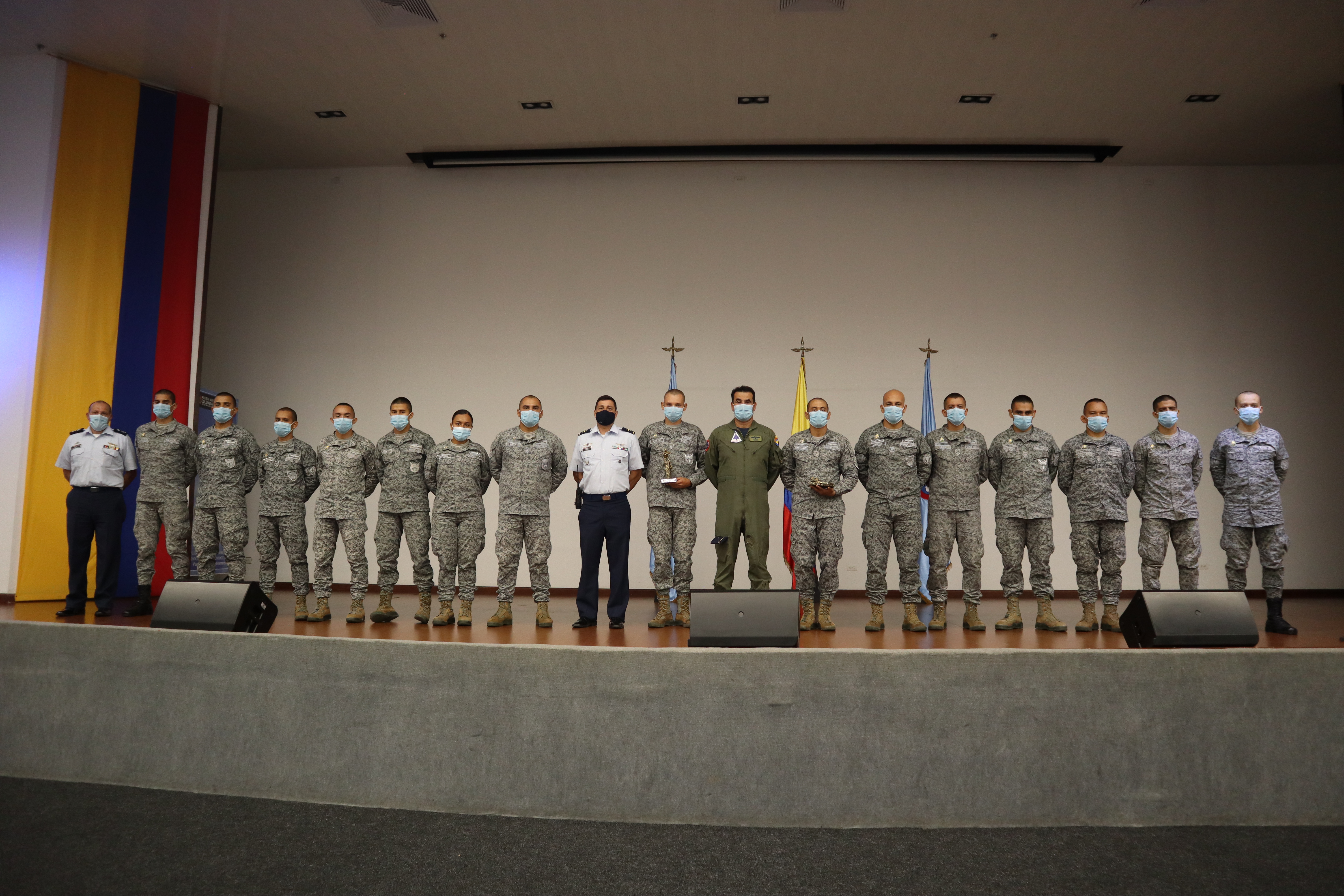 Clausura de cursos que potencializan las capacidades de su Fuerza Aérea Colombiana
