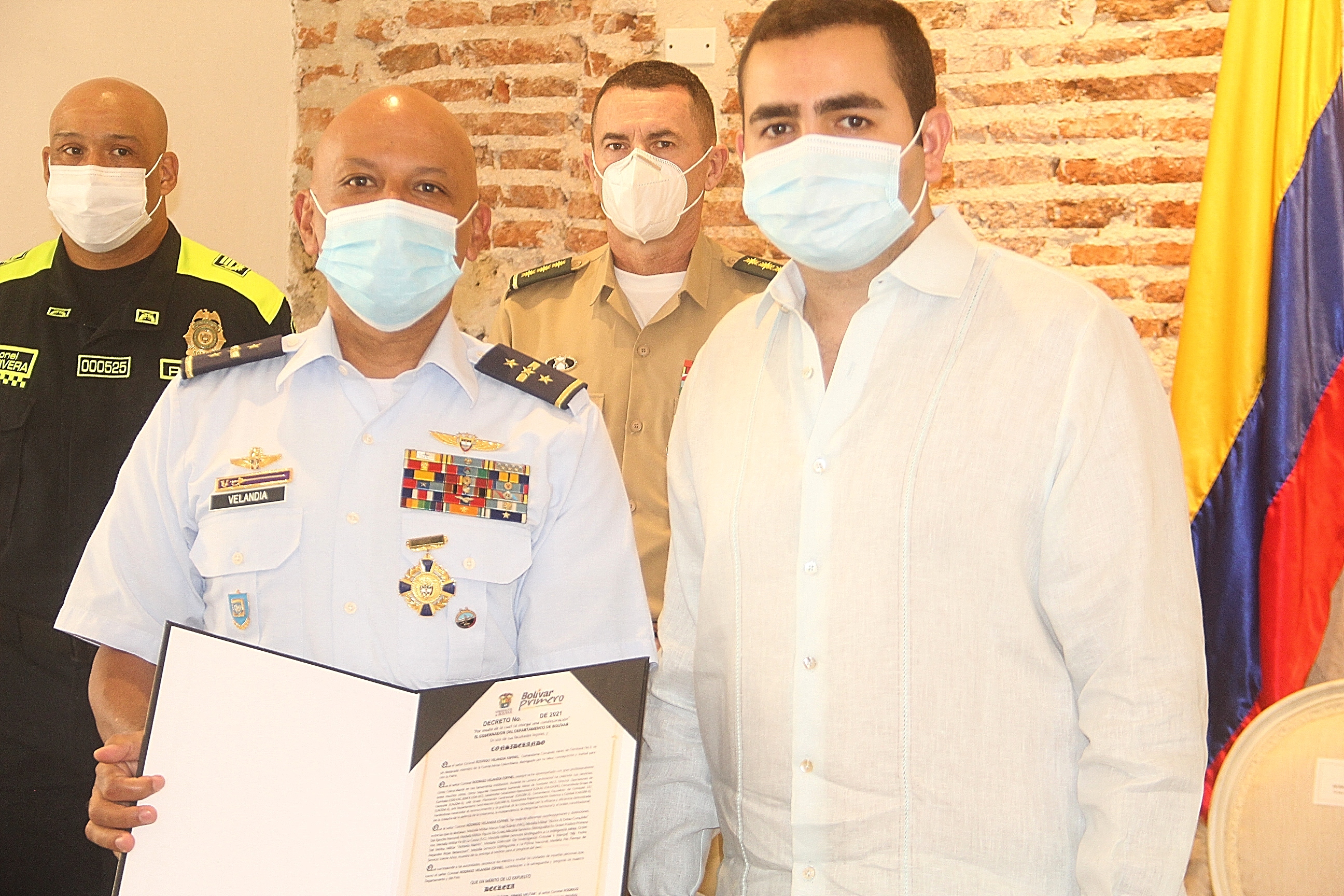 La Gobernación de Bolívar condecora al Comandante del Comando Aéreo de Combate No.3