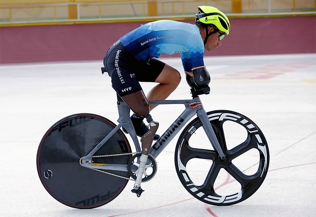Medalla de oro y plata para ciclista paralímpico apoyado por su Fuerza Aérea Colombiana