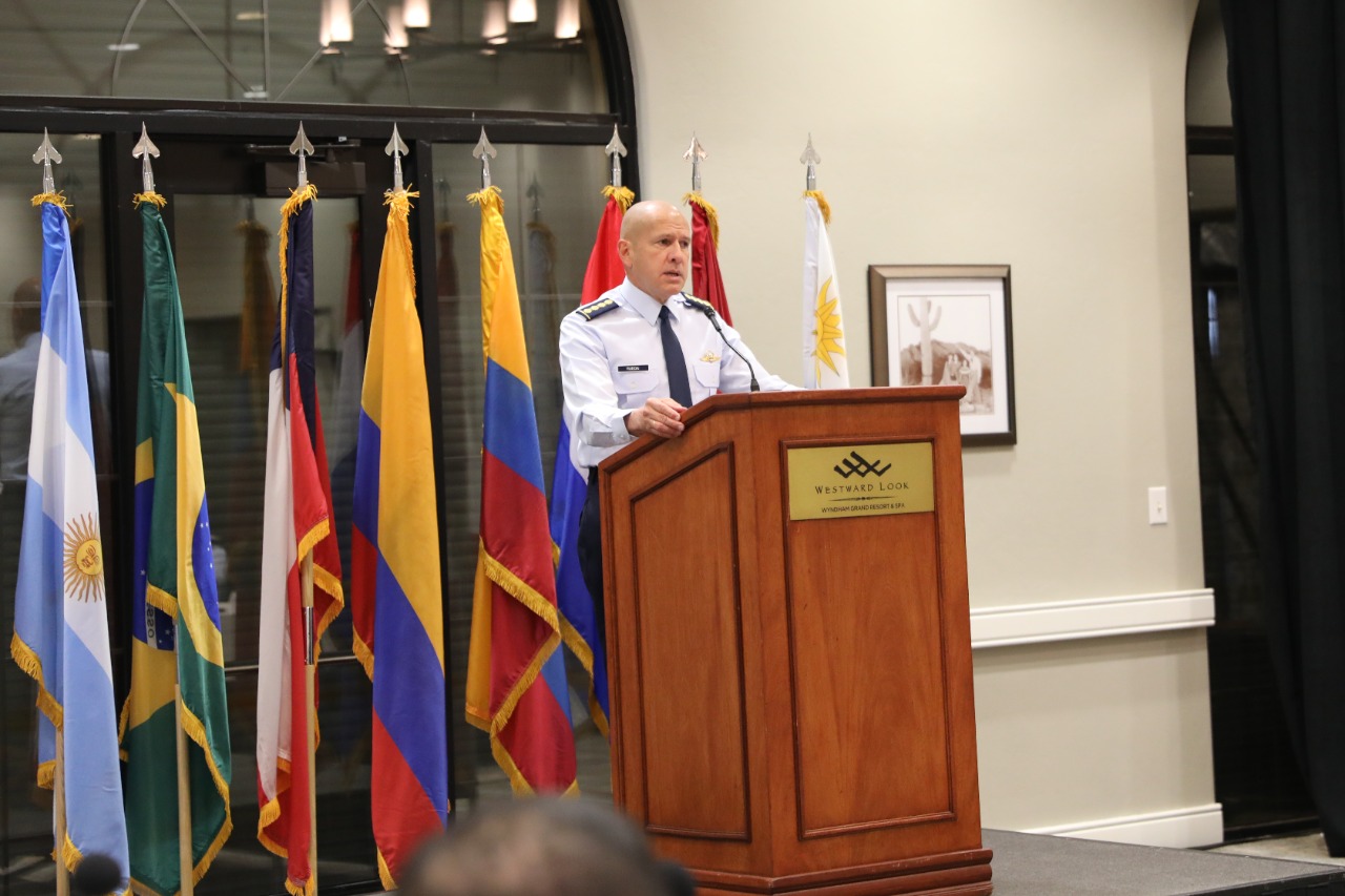 En escenario regional, Comandante FAC presenta estrategia frente amenazas trasnacionales