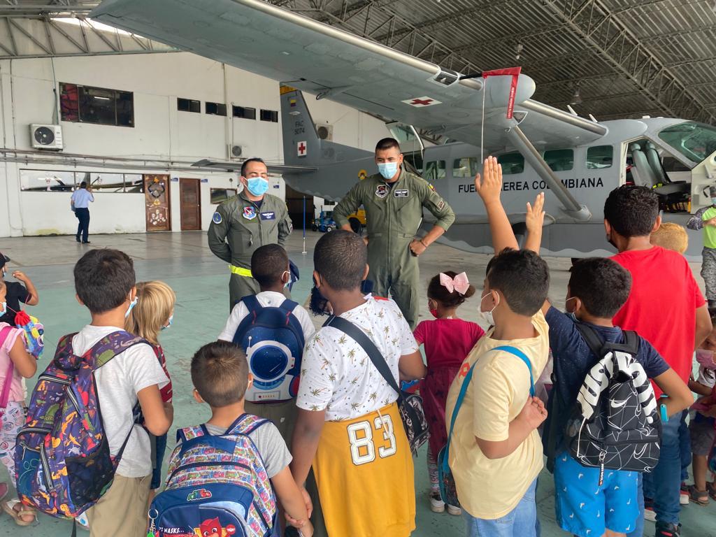Niños de San Andrés visitan el Grupo Aéreo del Caribe  