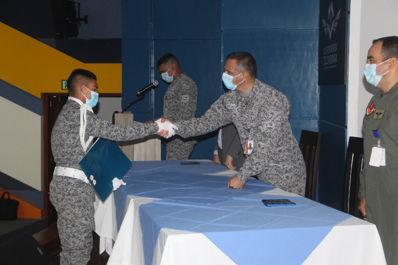  Soldados de aviación reciben el título de bachiller en Malambo 