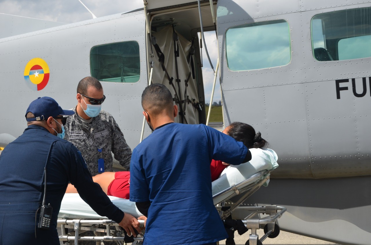 Mujer gestante recibe atención médica y traslado por parte de su Fuerza Aérea Colombiana
