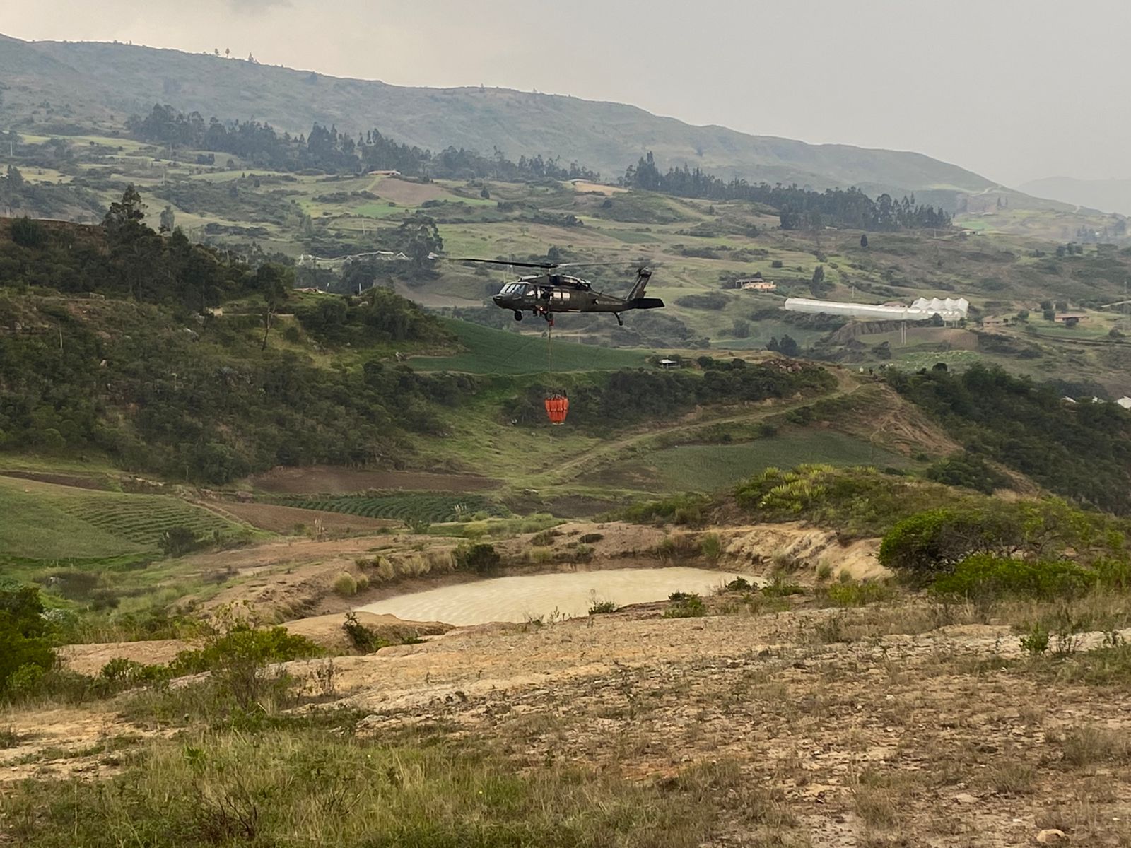 Helicóptero de su Fuerza Aérea realiza labores de extinción de incendio en el cerro San Marcos, Boyacá  