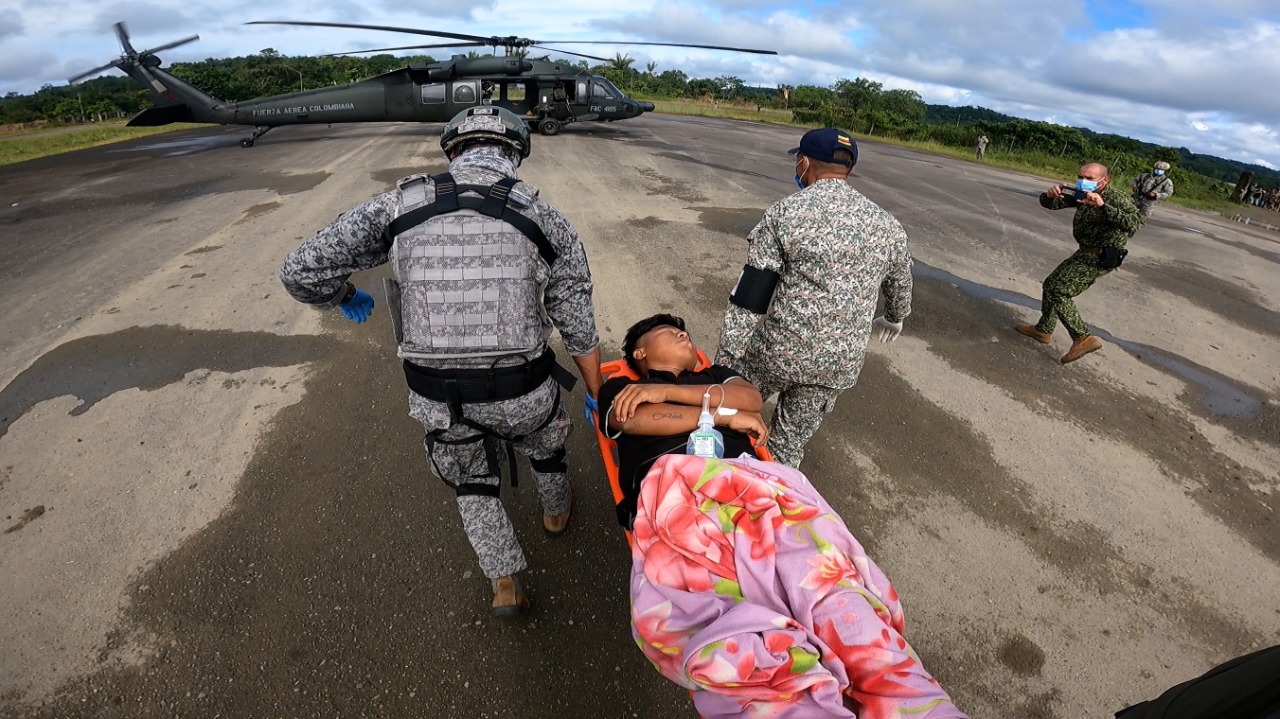 Joven indígena herido por artefacto explosivo es trasladado por su Fuerza Aérea