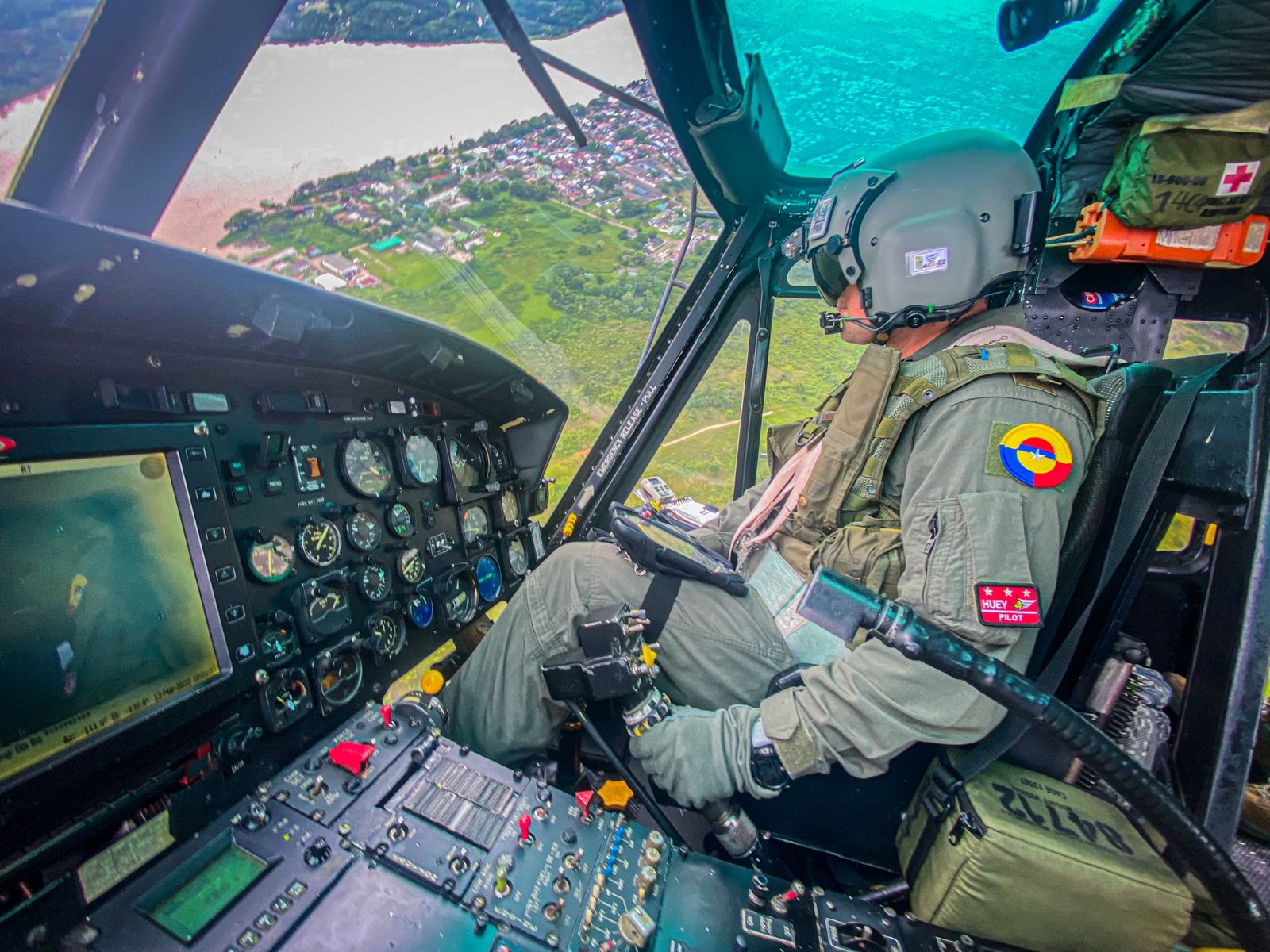 En el suroriente del país, su Fuerza Aérea Colombiana hace presencia en jornada electoral 
