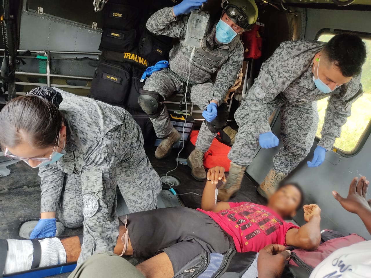Joven herido por mina antipersona es traslado en helicóptero de su Fuerza Aérea