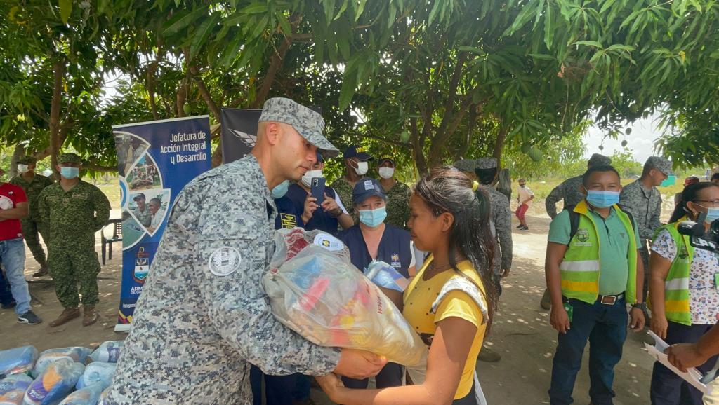 Indígenas Amoruas y Jivis reciben ayudas humanitarias en Vichada, con el apoyo de su Fuerza Aérea