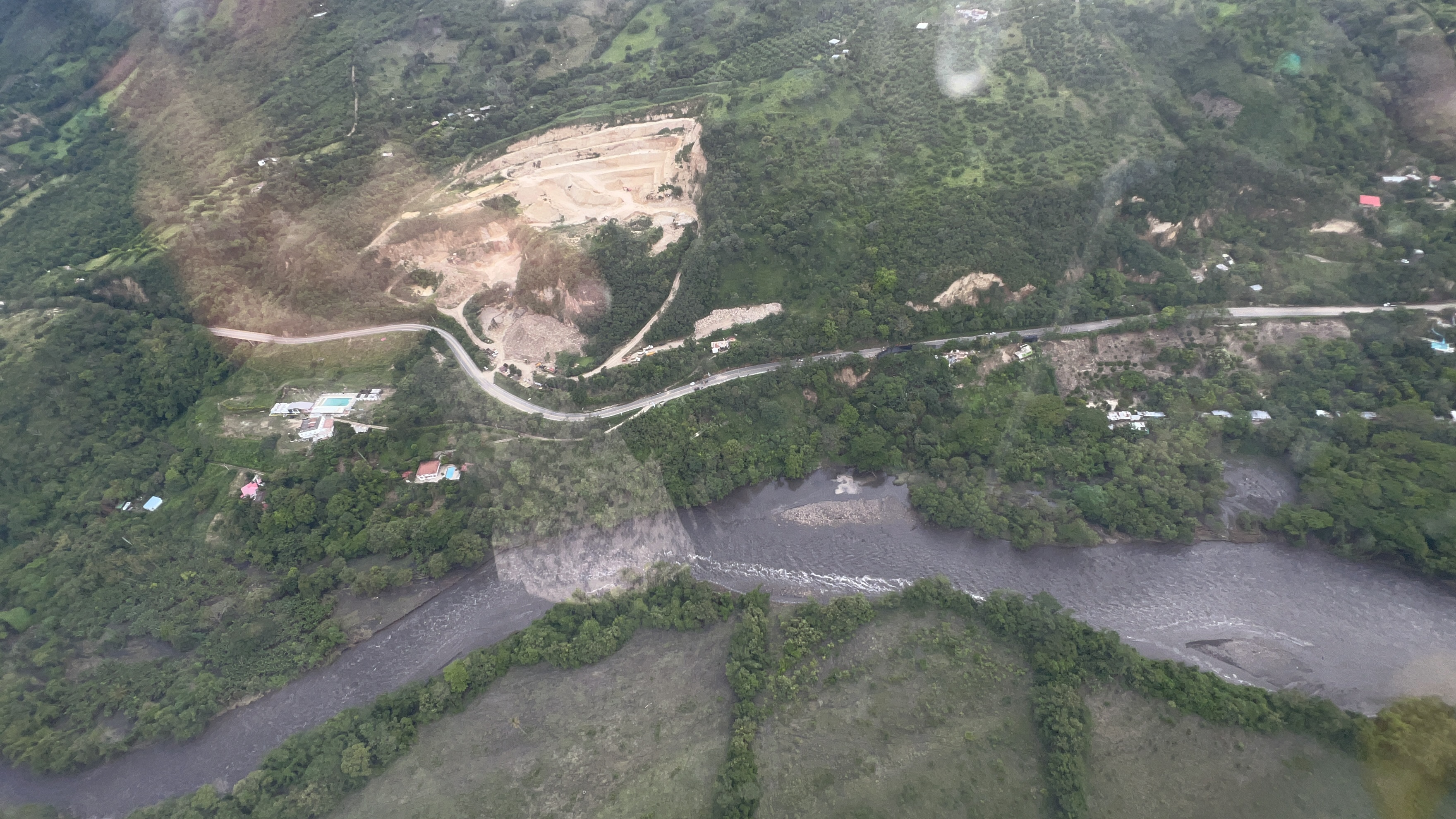 Monitoreo a derrumbes por lluvias en Tolima y Cundinamarca es realizado por su Fuerza Aérea 