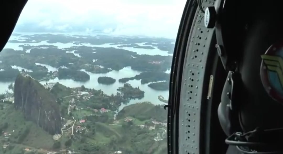 Con constante vigilancia desde el aire, su Fuerza Aérea acompaña el regreso a casa de los colombianos