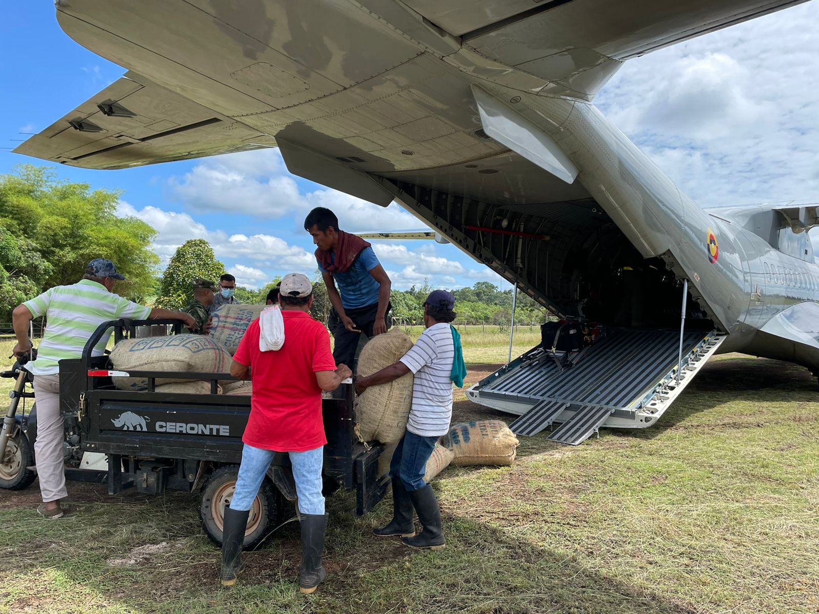 Su Fuerza Aérea continúa transportando toneladas de cacao desde Güerima, Vichada 