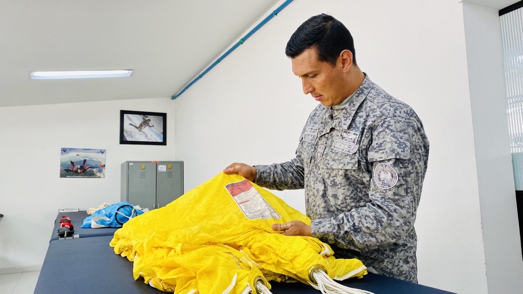 Desde el taller de paracaídas del CAMAN se garantiza la  seguridad y funcionamiento en las aeronaves de su Fuerza  Aérea