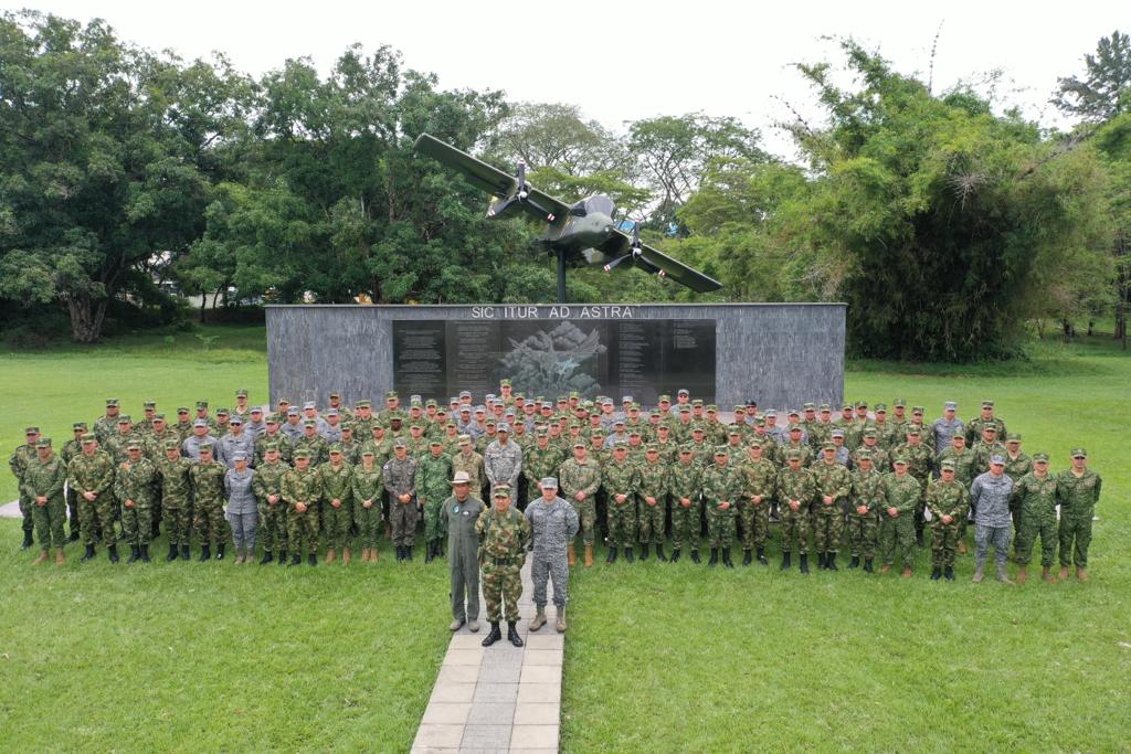 En el Meta, su Fuerza Aérea recibió a alumnos militares de la Escuela Superior de Guerra