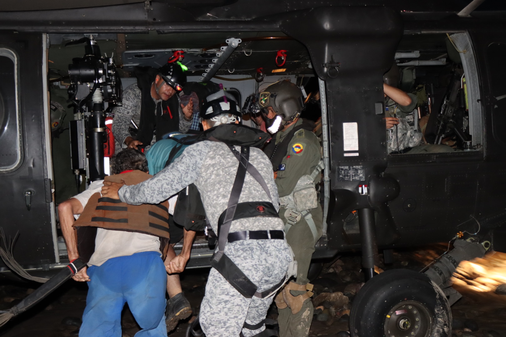 Cinco personas atrapadas en medio de las aguas del Río Guayuriba fueron rescatadas por su Fuerza Aérea