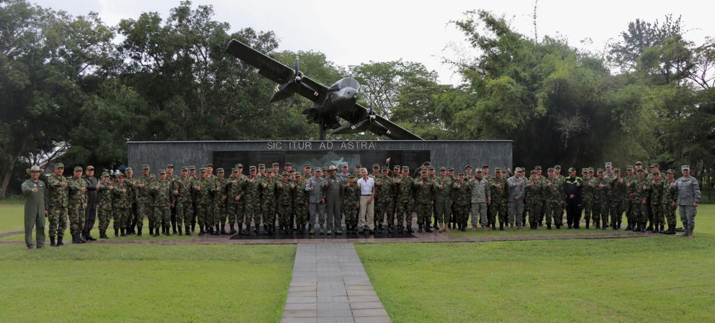 Miembros del CAEM y CIDENAL conocieron las capacidades de su Fuerza Aérea