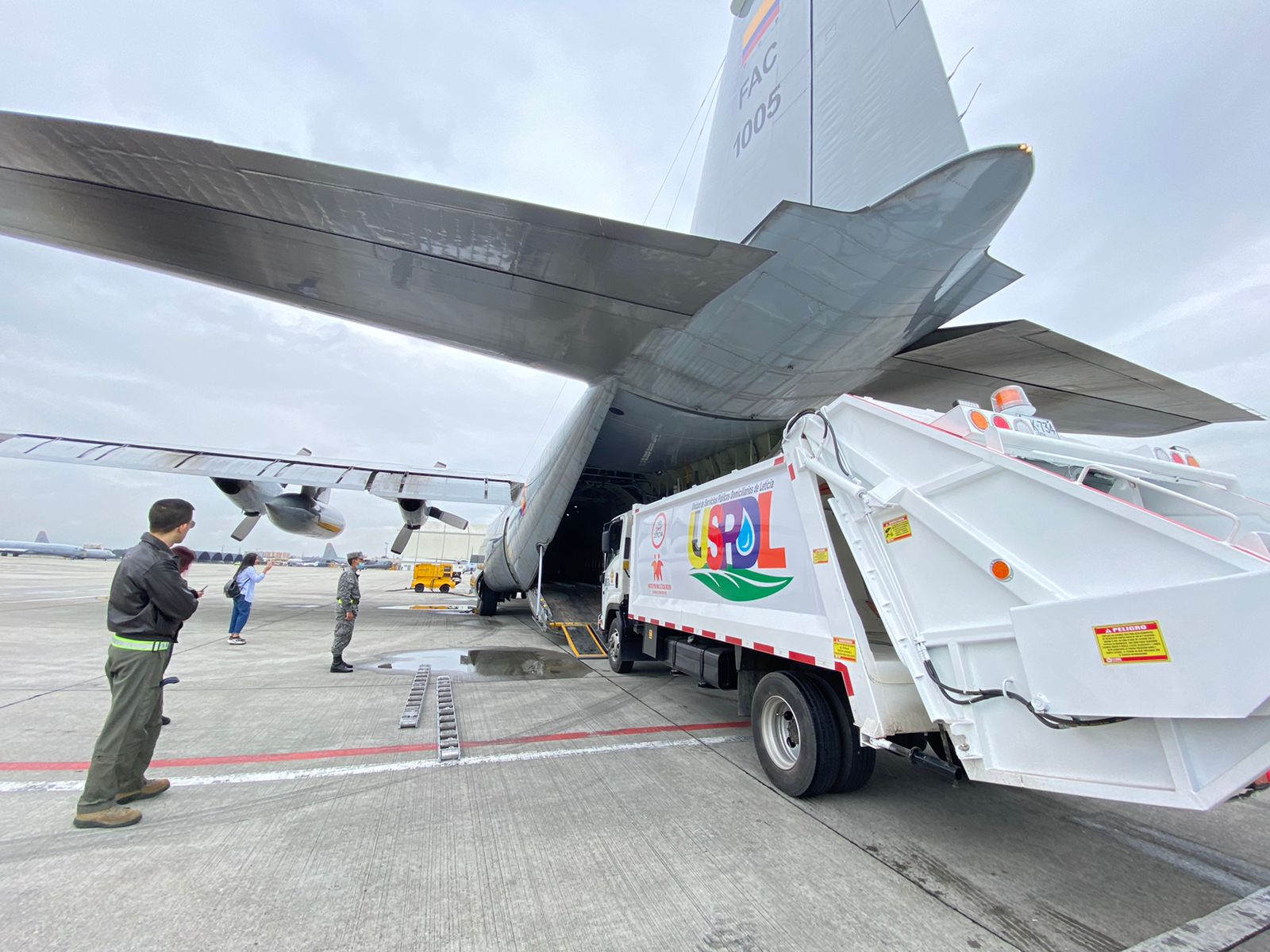 Camiones de basura fue trasladados por su Fuerza Aérea en beneficio de la comunidad del Amazonas