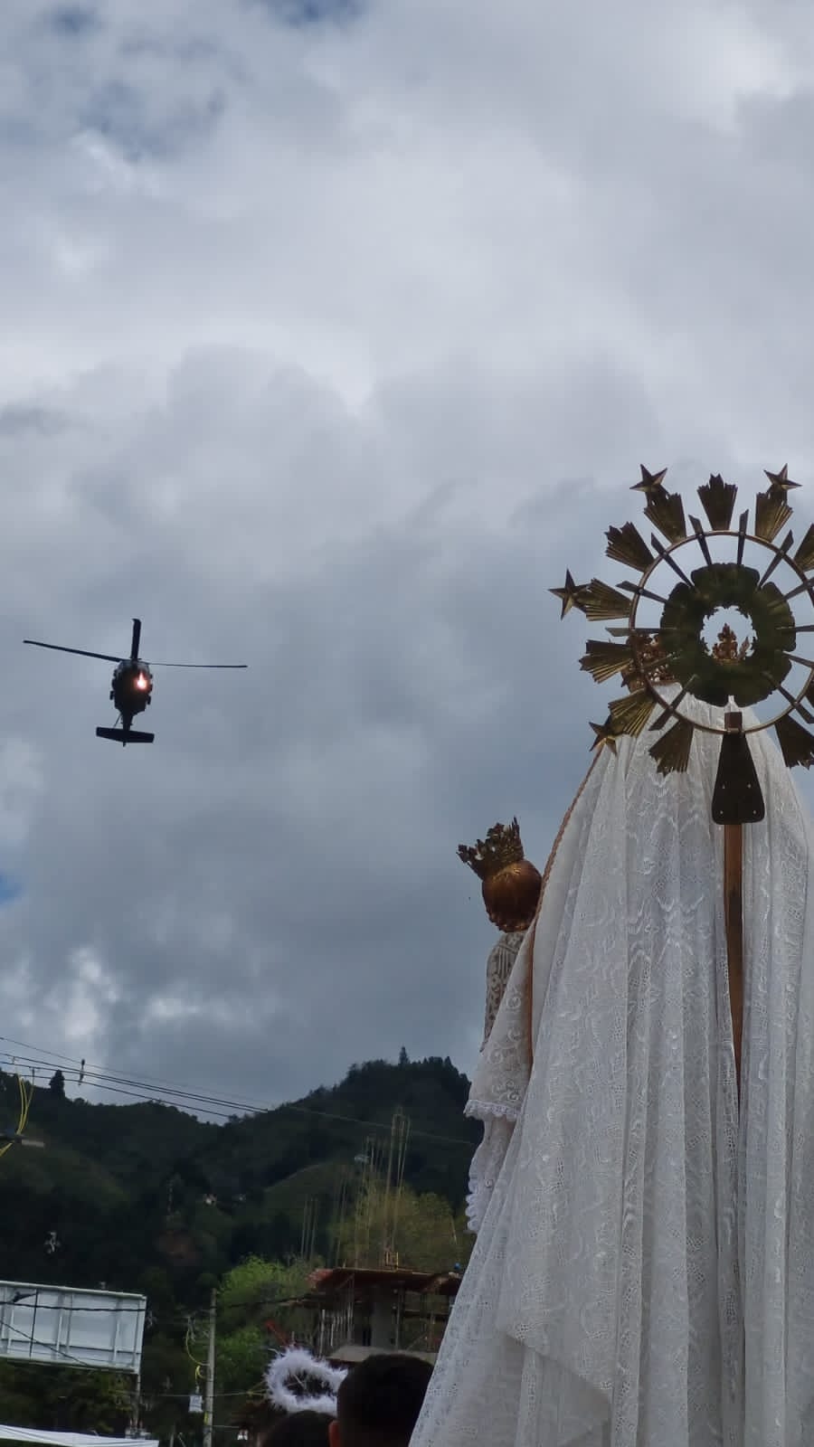 desde un helicóptero UH-60 Black Hawk de su Fuerza Aérea Colombiana, cayeron pétalos 