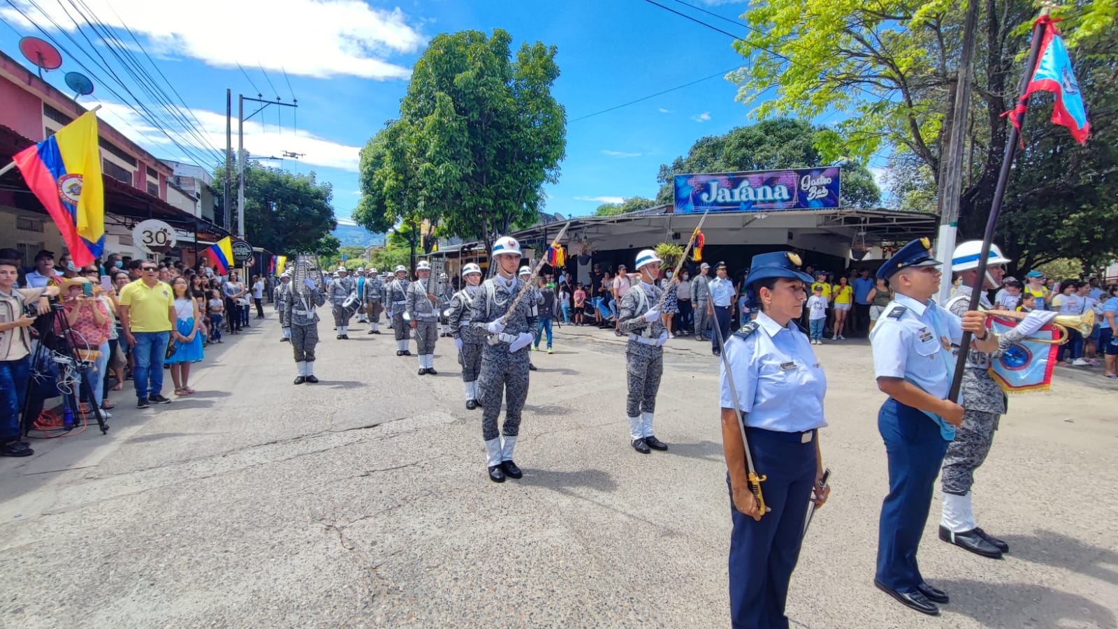 Las calles de Puerto Salgar y la Dorada se engalanan para celebrar los 212 años de independencia por parte de la Fuerza Aérea Colombiana