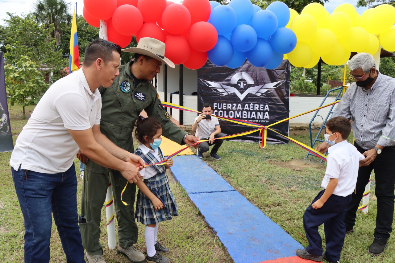 Estudiantes de la sede La Llanerita estrenan zonas recreativas gracias a su Fuerza Aérea