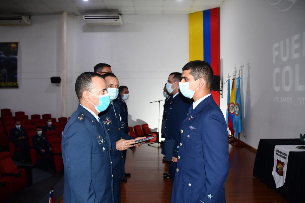 04 Oficiales Chilenos culminaron el curso de pilotos de helicópteros No. 81 en el equipo TH-67.