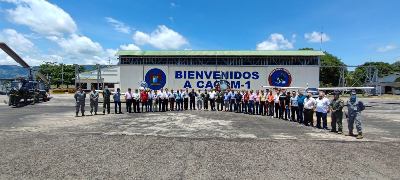 En “Así se va a las estrellas” Veteranos de la Reserva de la Fuerza Aérea Colombiana visitaron “La casa de los pilotos de caza”