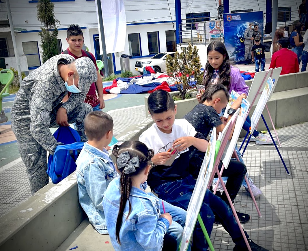 Con jornada recreativa su Fuerza Aérea Colombiana alegró corazones en Herveo, Tolima 