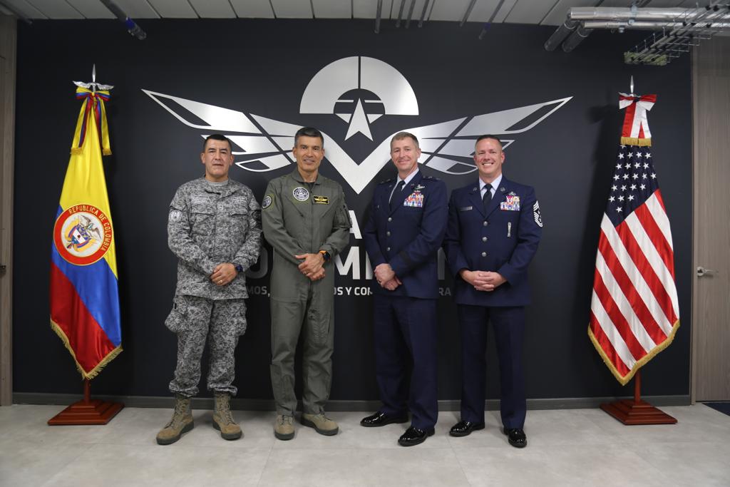 Comandante de la 12ª Fuerza Aérea de los Estados Unidos visita Colombia