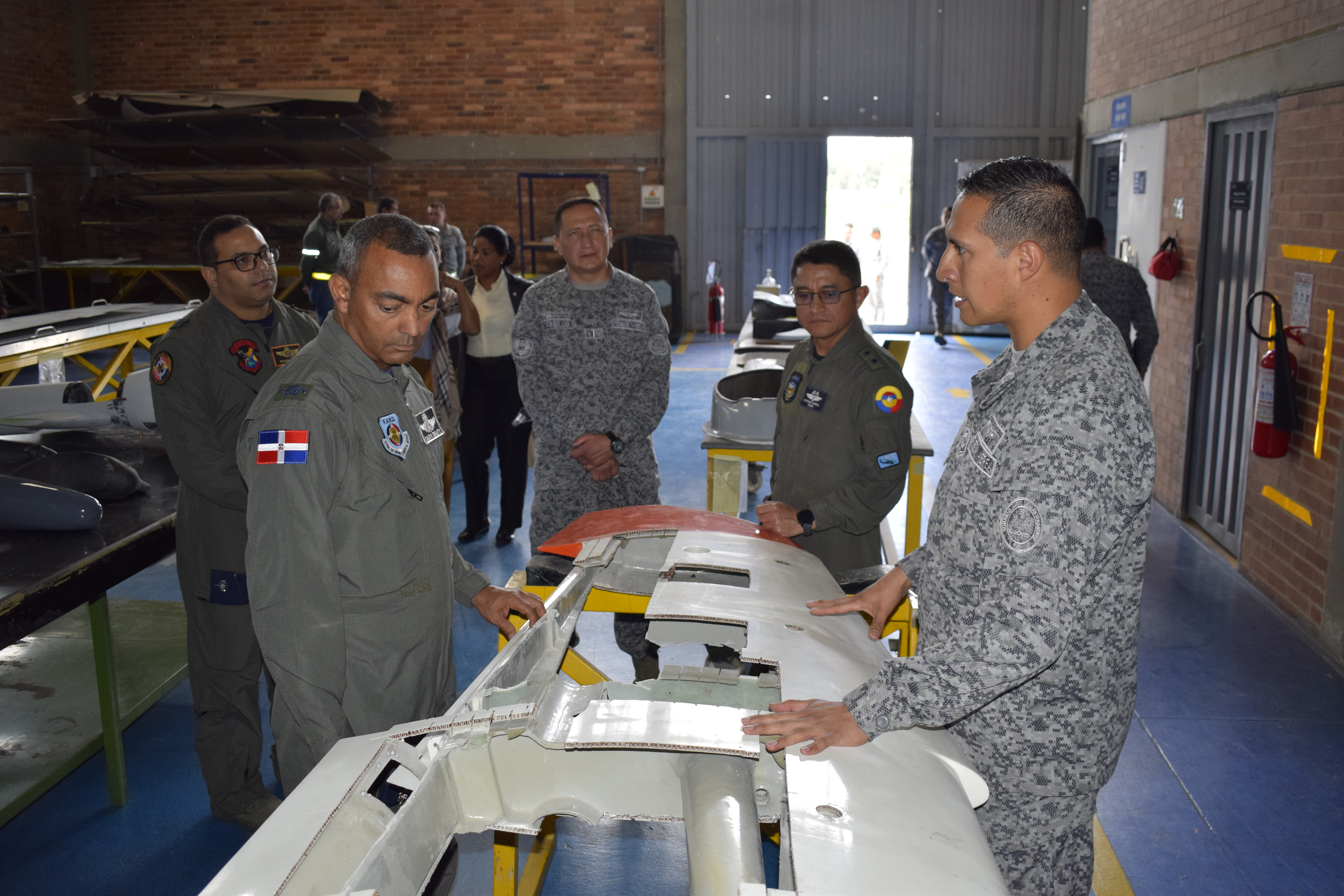 Comandante de la Fuerza Aérea de República Dominicana visita las instalaciones del Comando Aéreo de Mantenimiento