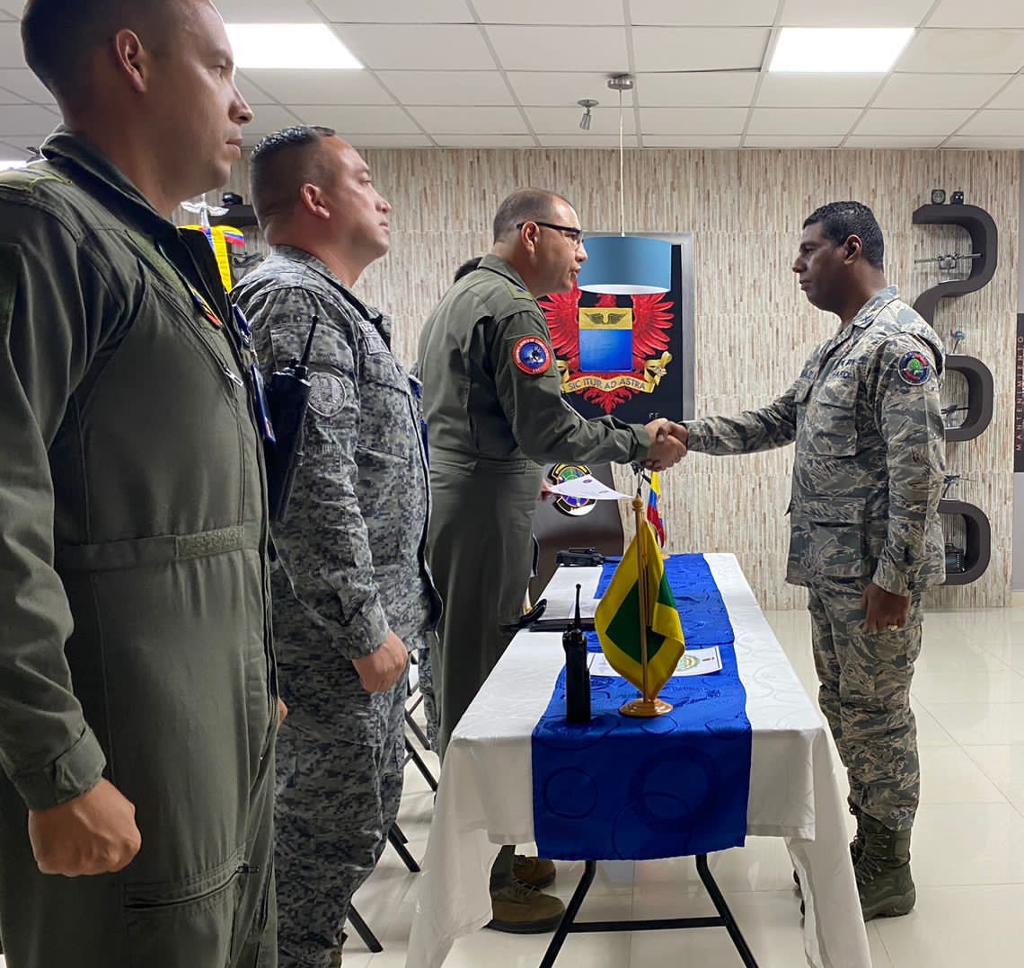 El Diplomado Internacional de Interdicción Aérea contra el Narcotráfico, se desarrolla en las instalaciones del Comando Aéreo de Combate No.1, a través de la Escuela Sistema Integrado Aérea y Antiaérea de la Nación- ESDAN-. 