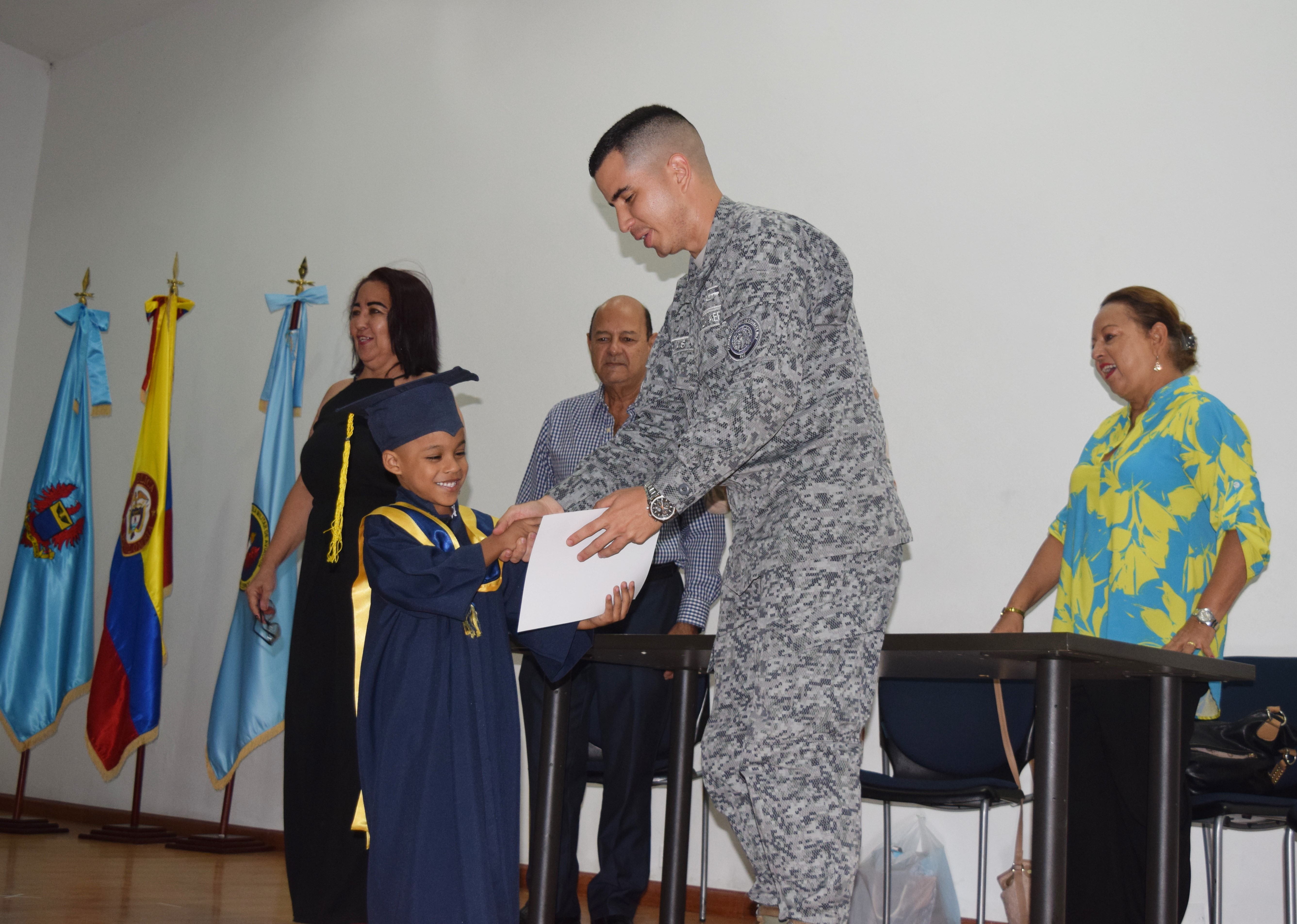 Treinta niños y niñas se graduaron en la Base Aérea en Cali