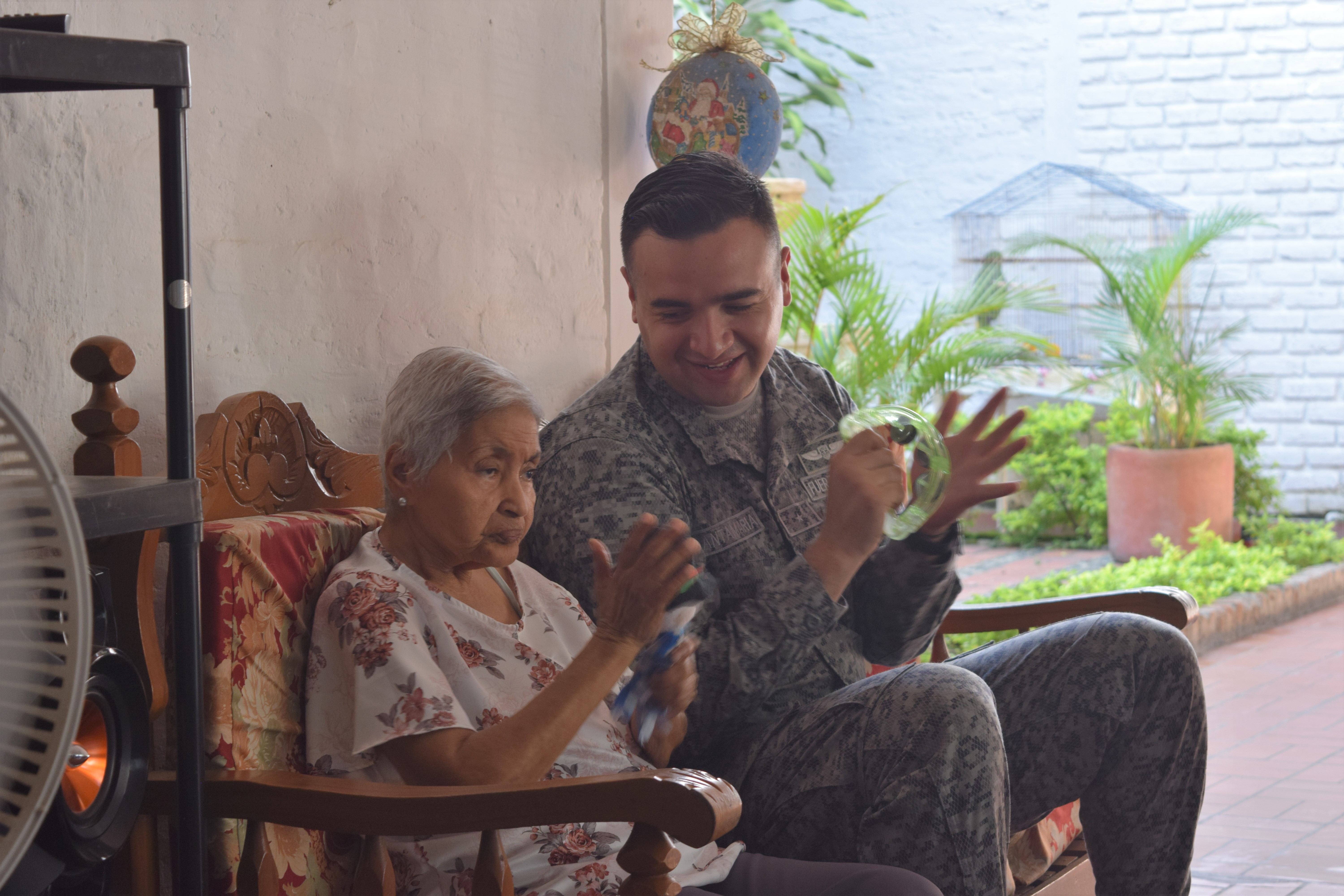  Abuelitas de La Dolores celebran la navidad con su Fuerza Aérea