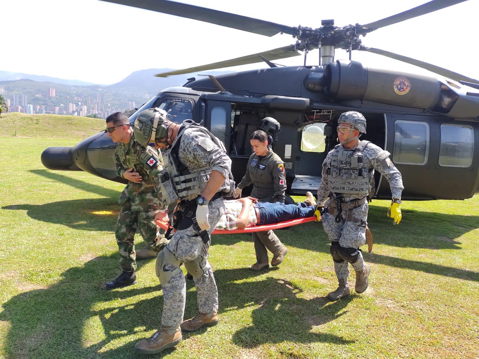  Un hombre de 61 años de edad que sufrió una mordedura de serpiente en uno de sus dedos de la mano derecha, fue evacuado en un helicóptero Uh- 60 de su Fuerza Aérea Colombiana, en Antioquia.