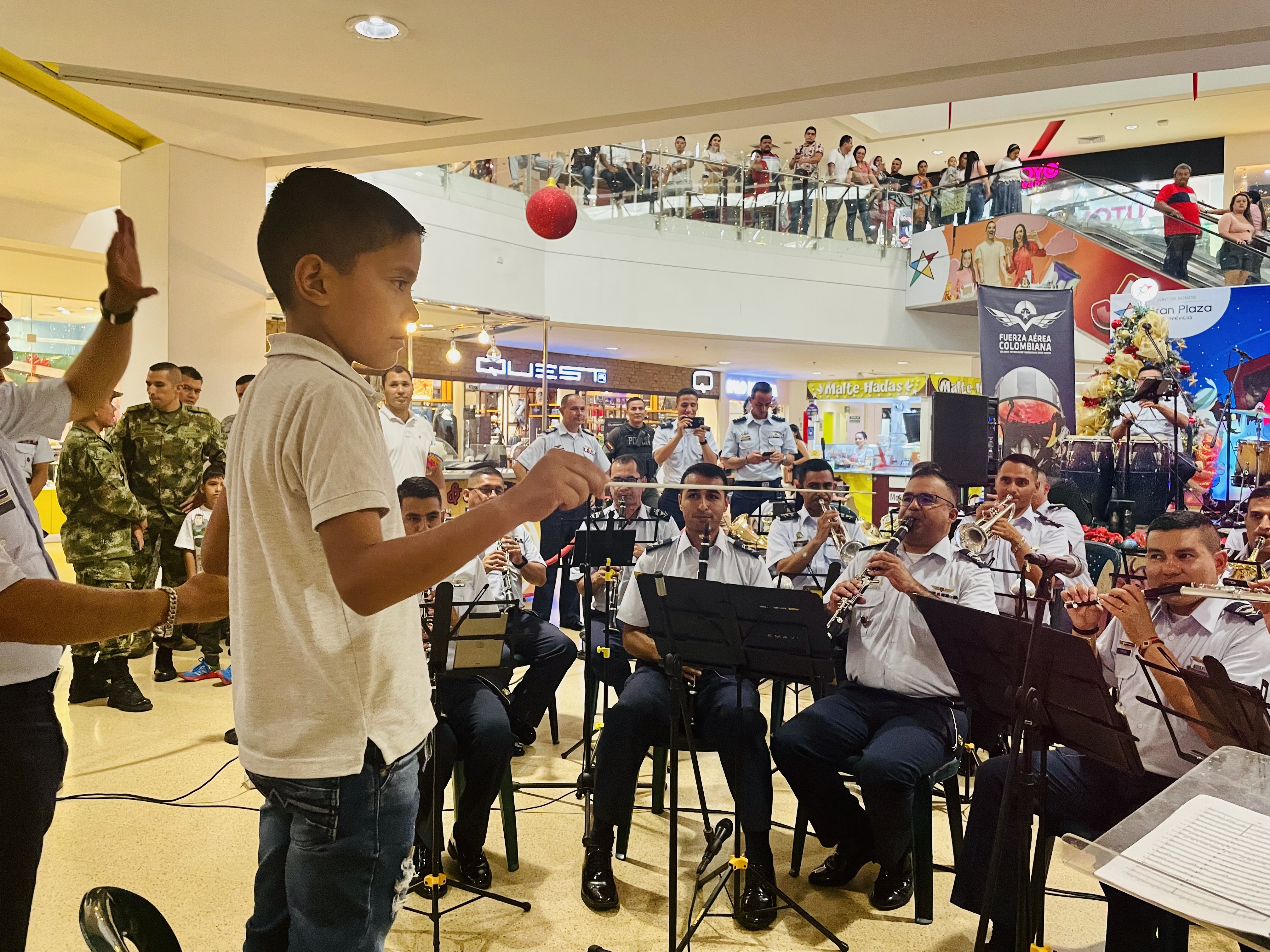 Con un concierto navideño la Banda Sinfónica de su Fuerza  Aérea alegró a los Caqueteños