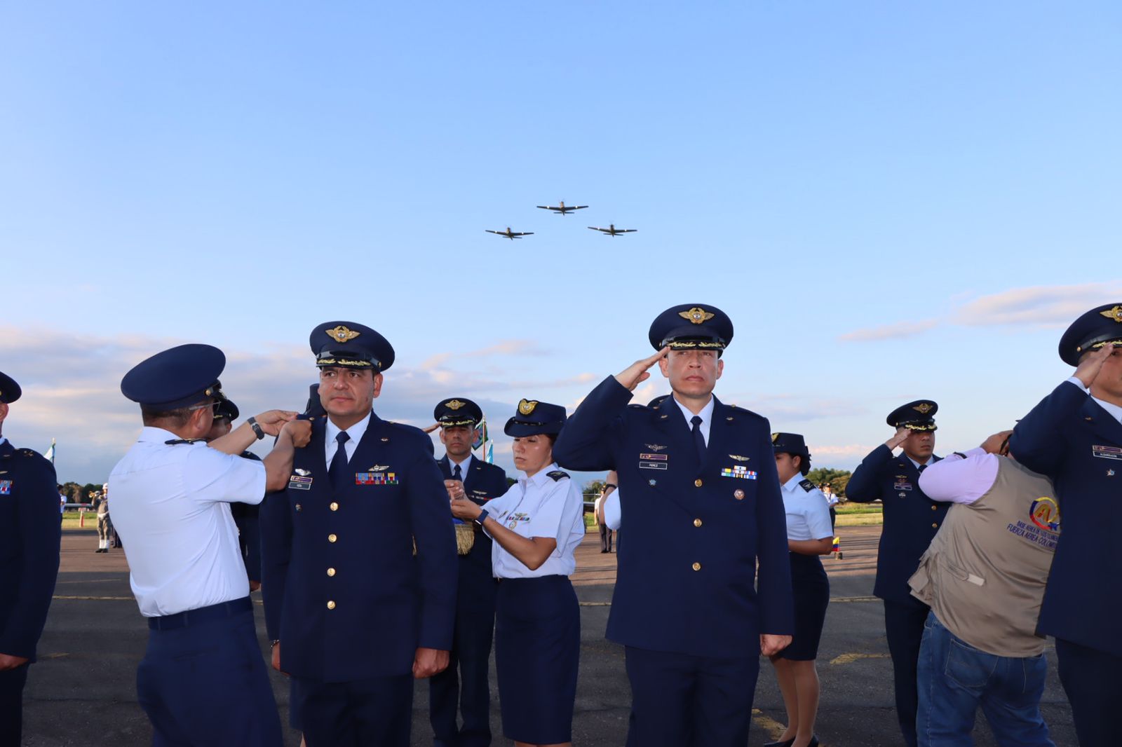 Oficiales de su Fuerza Aérea que protegen el suroriente colombiano fueron ascendidos en ceremonia militar