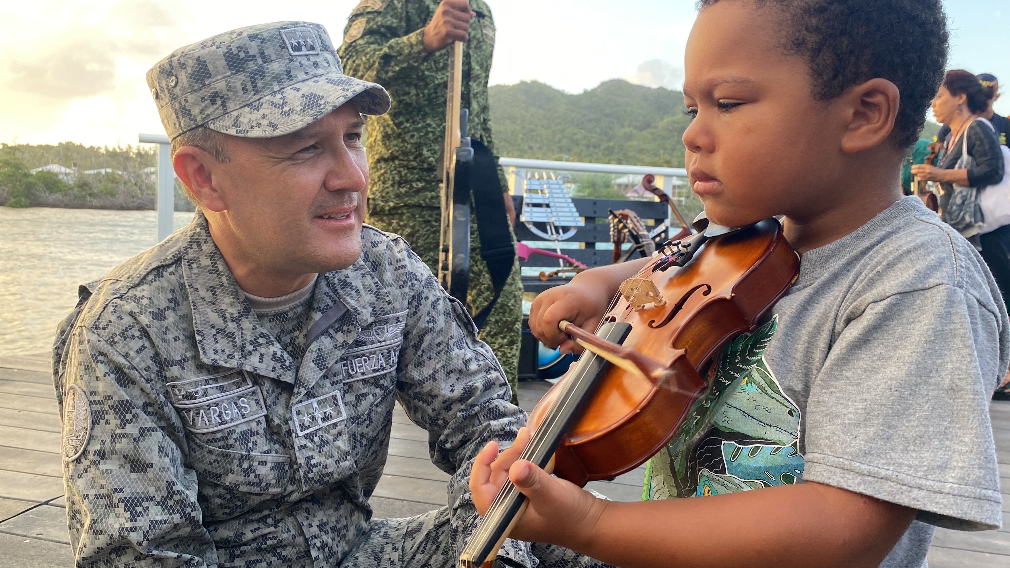 Niñéz de la Isla de Providencia, fue beneficiada con donación de instrumentos musicales para su desarrollo integral