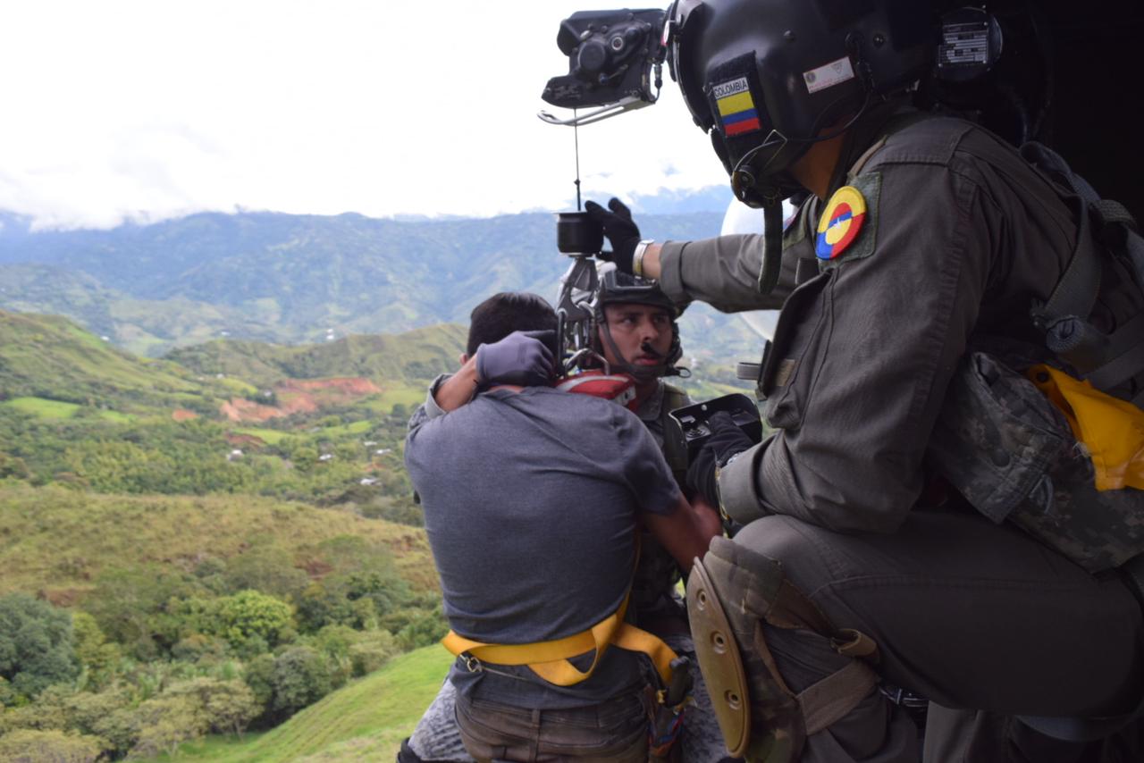 Ciudadanos atrapados por derrumbe en Rosas, Cauca, fueron evacuados en helicóptero de su Fuerza Aérea