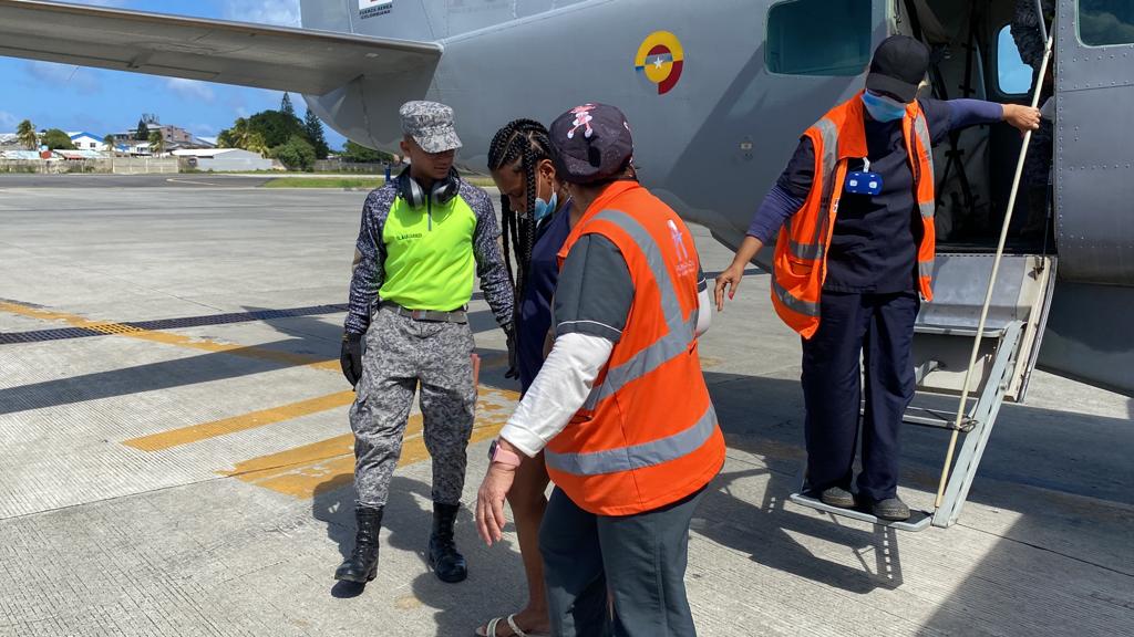 Mujer en estado de gestación con complicaciones, fue trasladada de Providencia a San Andrés por su Fuerza Aérea Colombiana