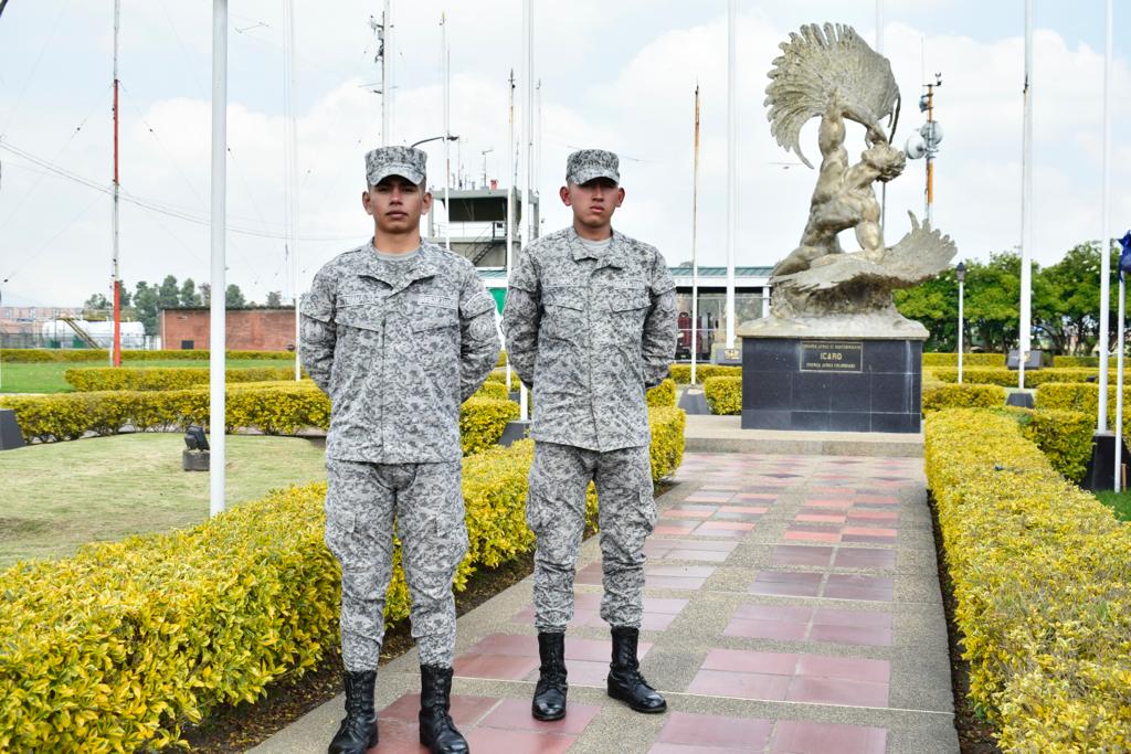 Soldados del CAMAN cumplen su sueño de ingresar a la Escuela de Suboficiales de su Fuerza Aérea Colombiana