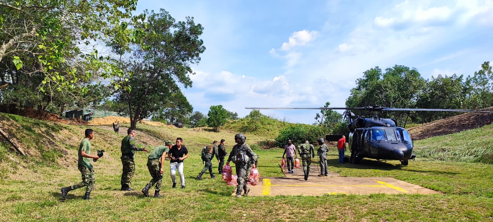 1.3 toneladas de ayuda humanitaria para población del Bajo Cauca, fue transportada en un helicóptero de la Fuerza Aérea