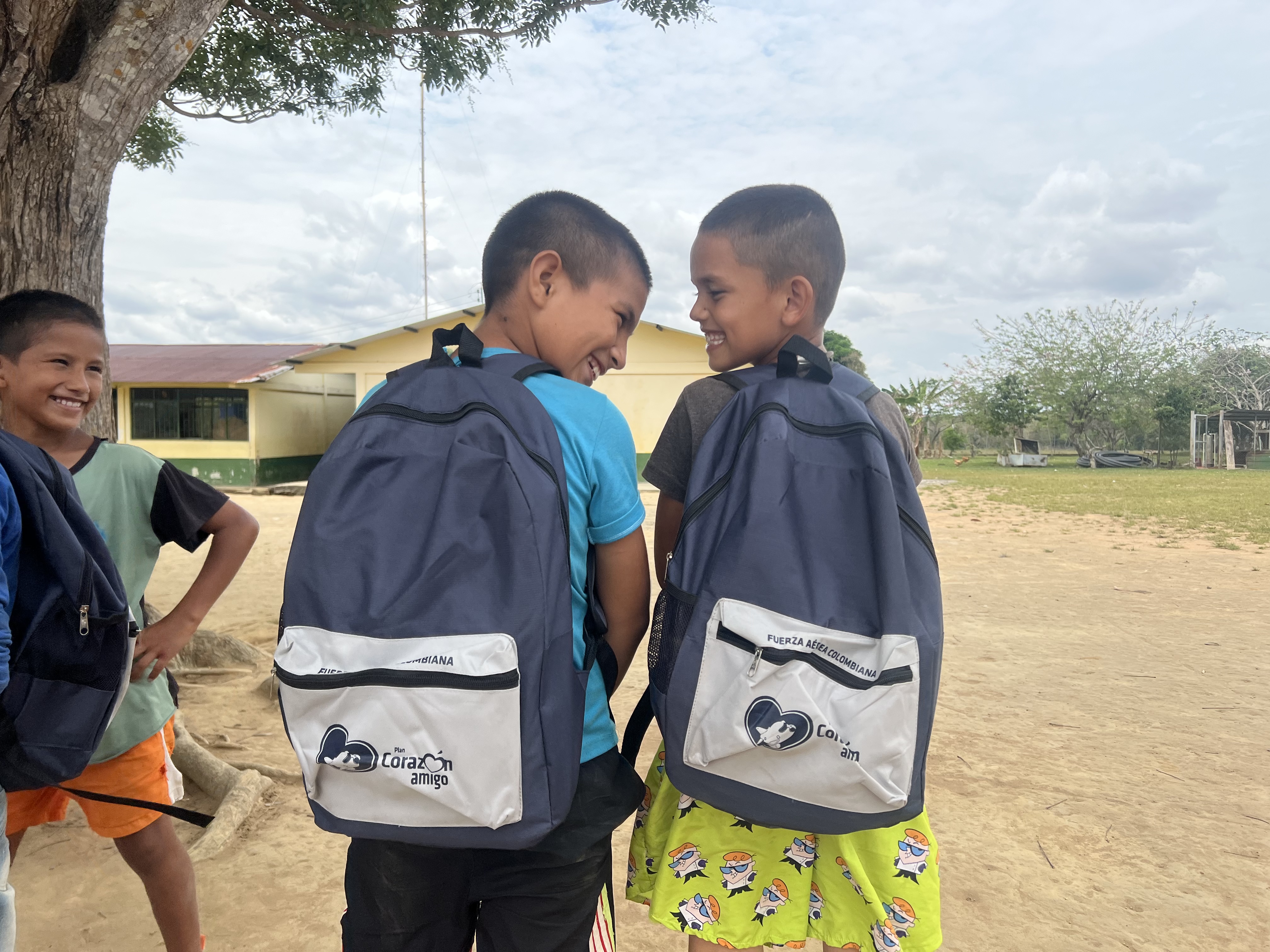 Con sonrisas niños indígenas recibieron kits escolares en Cumaribo, Vichada