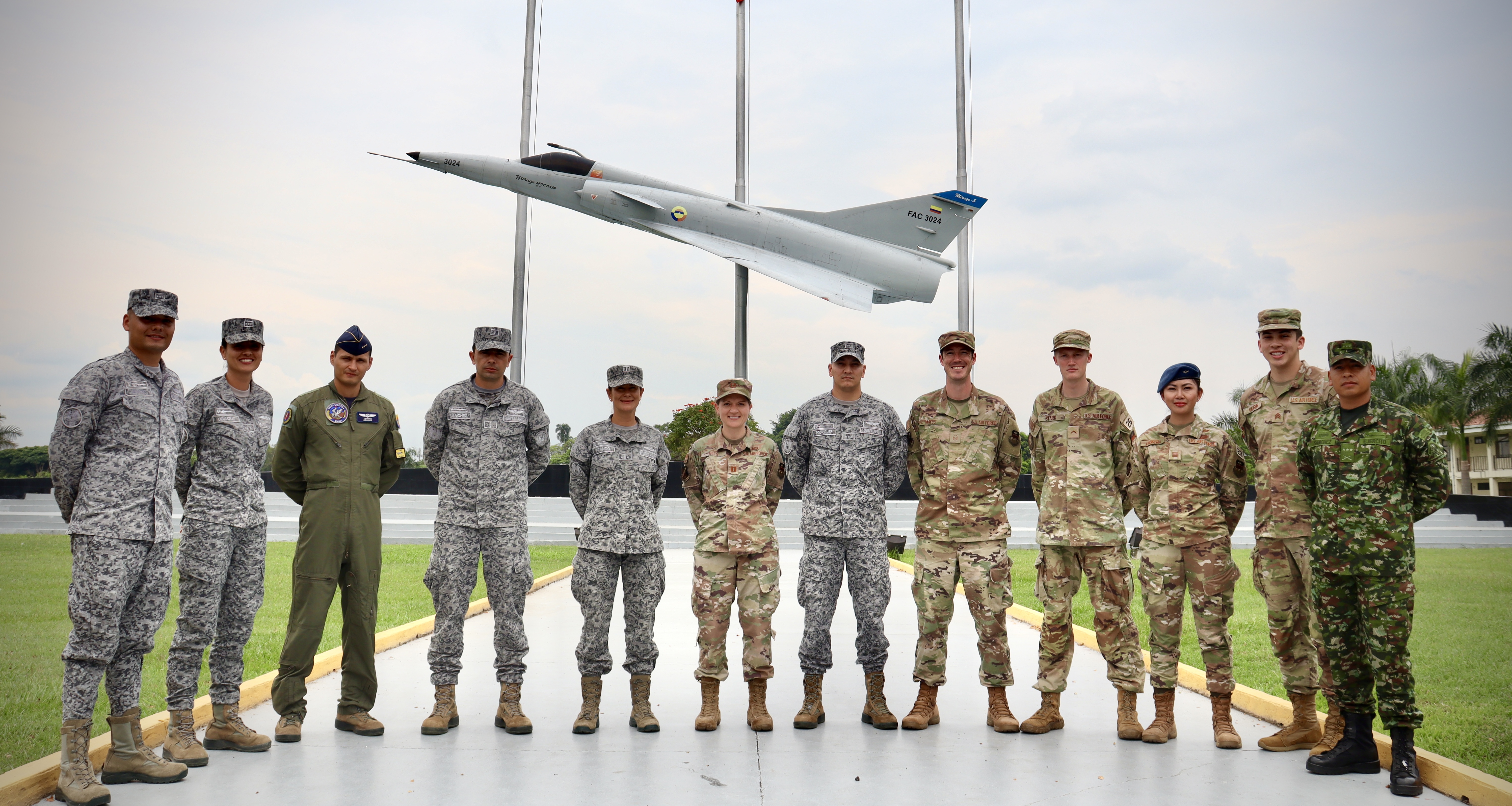 Cadetes de la Fuerza Aérea de los Estados Unidos conocen la Escuela Militar de Aviación