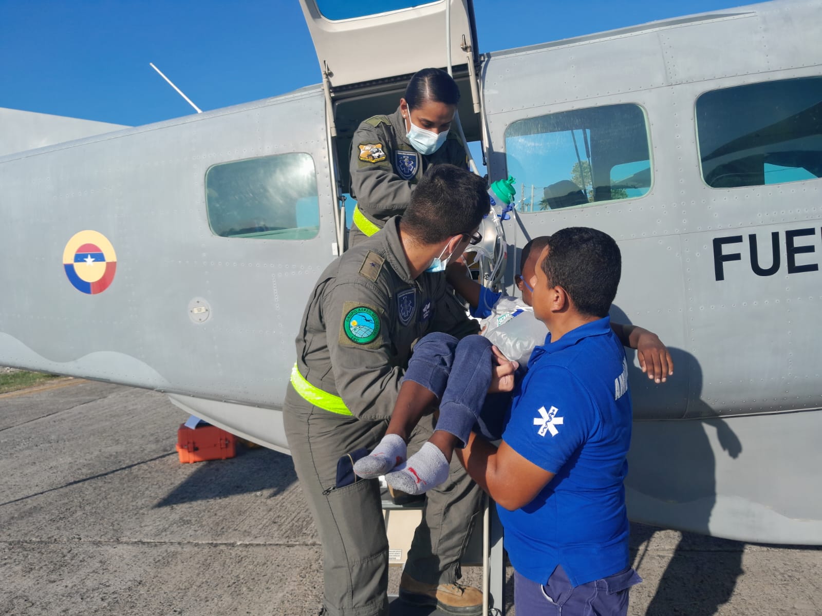 En una nueva misión de traslado aeromédico, el Grupo Aéreo del Caribe con su aeronave Caravan C208-B transportó a dos pacientes quienes requerían de atención médica especializada en la ruta Providencia-San Andrés.