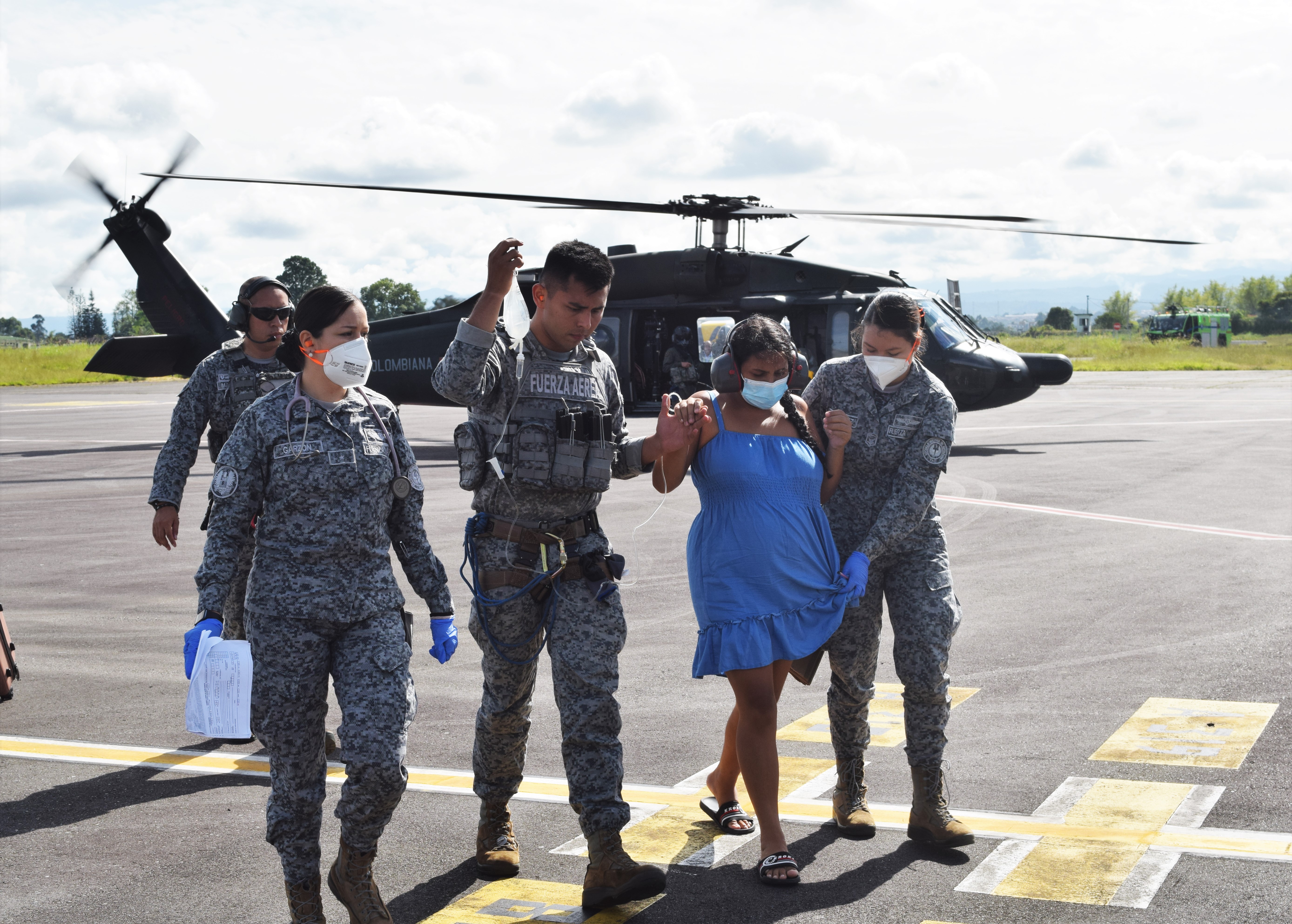 Mujer con veinticuatro semanas de gestación es traslada por su Fuerza Aérea