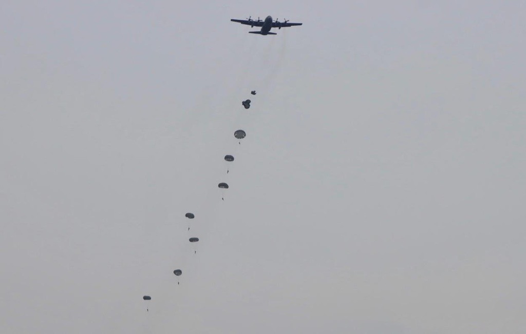 Un día en honor a los paracaidistas militares